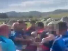 Testemunhe o momento perturbador em que pais brigam com adolescentes em um campeonato de futebol infantil