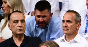 O lançamento do NRL em Las Vegas sofreu um grande revés quando o avião que transportava os principais chefes do jogo foi forçado a dar meia-volta e pousar em Sydney.