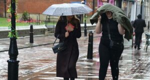 Os varejistas estão cortando empregos no ritmo mais rápido em quase três anos, à medida que a chuva aumenta a tristeza lançada pelo Partido Trabalhista