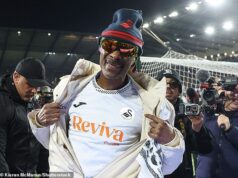 Snoop Dogg deu início à festa em Swansea quando o coproprietário e rapper famoso assistiu sua equipe ao vivo pela primeira vez – com o chefe Preston sugerindo que o túnel ‘cheirava a maconha’!