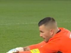 Goleiro ‘forçado a fingir lesão’ para dar ao companheiro de equipe muçulmano uma rápida pausa no Ramadã, depois que os clubes se recusaram a seguir a liderança da Premier League