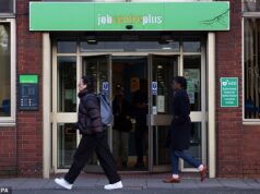 As gerações mais jovens têm menos probabilidade de trabalhar se viverem com os pais, diz o czar do emprego, já que o número de NEET ultrapassa 1 milhão