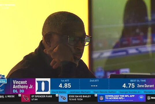 Momento chocante sob o comando do técnico dos Jets, Aaron Glenn, foi pego DORMINDO durante o NFL Combine