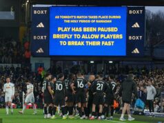 Torcedores do Leeds BOO enquanto o confronto do Man City foi brevemente interrompido para permitir que as estrelas muçulmanas de Pep Guardiola encerrassem o Ramadã rapidamente