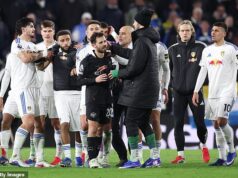 Dentro do caos após a vitória do Man City sobre o Leeds: Pep Guardiola entra em confronto com torcedores que lançaram insultos pornográficos contra ele, estrela é levada embora depois que torcedores e jogadores se chocam quando Daniel Farke é expulso