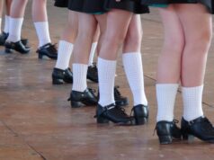 Grupos de dança irlandeses enfrentaram protestos depois que dançarinas trans se classificaram para o campeonato mundial feminino