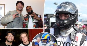 Puka Nacua sentado na quadra durante um jogo de basquete masculino da BYU