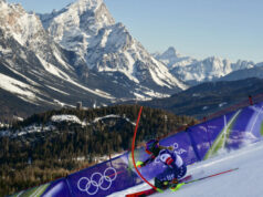 O esquiador americano Shiffrin derrota o campeão mundial suíço Rast. Ganhou medalha de ouro no slalom olímpico