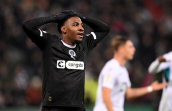 Afolayan completou sua mudança para a Inglaterra