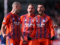 O Schalke enfrenta uma batalha em Kiel para recuperar o primeiro lugar