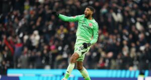 “Ele tem tudo” – Riera elogiou Kauã Santos após raro jogo sem sofrer golos