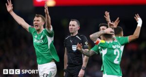 O árbitro Chris Kavanagh e o assistente Nick Greenhalgh renunciaram após erros do Newcastle na FA Cup