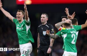 O árbitro Chris Kavanagh e o assistente Nick Greenhalgh renunciaram após erros do Newcastle na FA Cup