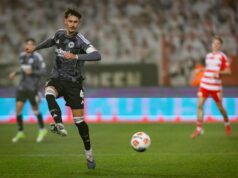 Riera substitui Koch, cujas opções de ataque são limitadas para a viagem do Bayern a Frankfurt