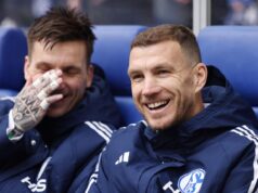 Džeko inspirou o líder Schalke a ganhar cinco estrelas