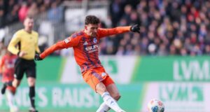 O Schalke continua na liderança com dois pontos dos cinco primeiros