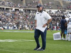 O técnico de Yale, Tony Reno, renunciou alegando problemas de saúde.
