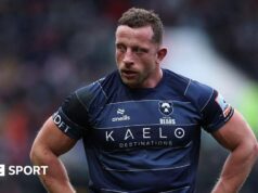 Max Lahoff: Proprietário de Bristol assina novo contrato para a oitava temporada