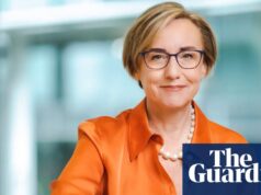 Progresso na igualdade de género nas maiores empresas do Reino Unido é “muito lento” | Mulher na sala de reuniões