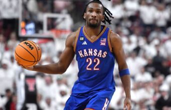 Darryn Peterson, do Kansas, perdeu a maior parte do segundo tempo devido a cólicas