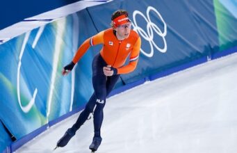 Os ex-campeões olímpicos Jorrit Bergsma e Ted-Jan Bloemen competem na corrida de 10 quilômetros.