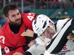 O canadense Tom Wilson deixa cair as luvas em uma rara luta olímpica de hóquei