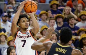 O técnico Keyshawn Hall, que jogará pelo Auburn na quarta-feira