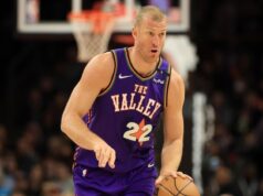 Os Spurs estão assinando com o veterano centro Mason Plumlee um contrato de 10 dias.
