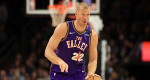 Os Spurs estão assinando com o veterano centro Mason Plumlee um contrato de 10 dias.