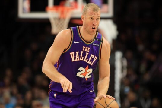 Os Spurs estão assinando com o veterano centro Mason Plumlee um contrato de 10 dias.