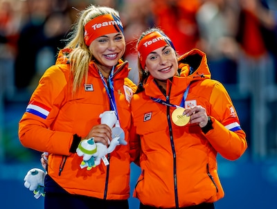 1771430758_olympische-winterspelen-2026-milaan-cortina-femke-kok-als-olympisch-kampioene-met-zilveren-jutta-lee.jpeg