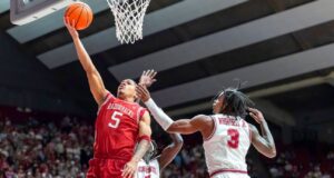 Darius Acuff Jr., do Arkansas, tem 49 pontos e está prestes a marcar 2OT