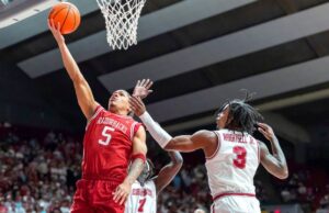 Darius Acuff Jr., do Arkansas, tem 49 pontos e está prestes a marcar 2OT