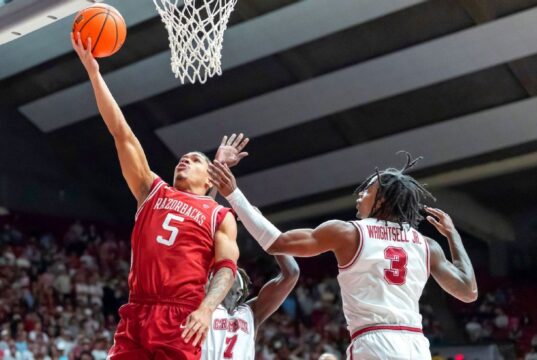 Darius Acuff Jr., do Arkansas, tem 49 pontos e está prestes a marcar 2OT