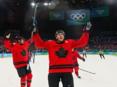 O gol tardio de MacKinnon levou o Canadá ao jogo da medalha de ouro olímpica