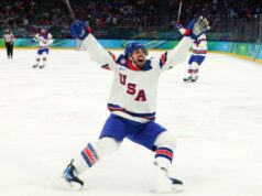 A seleção olímpica de hóquei dos Estados Unidos vence a Eslováquia