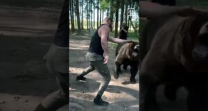 Arslanbek Makhmudov luta contra outro urso maluco antes da luta de Tyson Fury 😱 – Boxing News