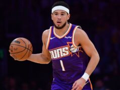 Suns Devin Booker saiu pelo menos uma semana com distensão no quadril direito.