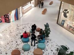 Cercado por uma multidão de crianças, segurança vende rosas no Waltherpark – Notícias