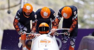 Quarteto holandês de bobsled busca terminar entre os 10 primeiros no último dia, a terceira bateria começou