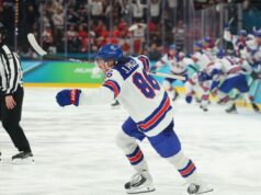 Jake Hughes e Connor Hellebuyck levam os EUA à medalha de ouro no hóquei olímpico