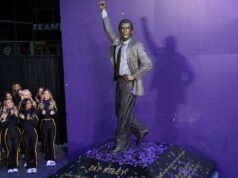 Lakers inaugura estátua do ex-técnico Pat Riley