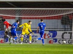 Em vez disso, Jong AZ marca no primeiro toque de bola contra o FC Den Bosch. O goleiro do FC Emmen se destaca contra o Jong Ajax.