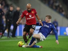 O Manchester United domina o Everton, mas quase cometeu um erro aos três segundos.