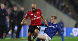O Manchester United domina o Everton, mas quase cometeu um erro aos três segundos.