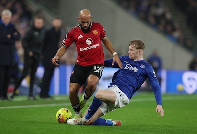 O Manchester United domina o Everton, mas quase cometeu um erro aos três segundos.