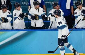 Estrelas Mikko Rantanen ficará afastado por pelo menos 2 semanas após se machucar nas Olimpíadas