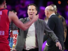 O prêmio de US$ 1 milhão para Nazar Dunk do Suns Matt Ashby, vencedor do concurso de 3 pontos