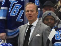 O técnico do Lightning, Cooper, perde 2 jogos após a morte do pai