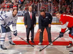 Tkachuk e Matthews comemoraram o ouro com um disco cerimonial